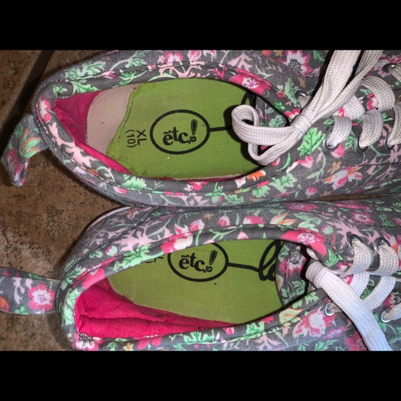 RUE 21 Low Lace Sneaker - Picture 9 of 10